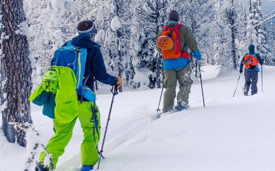 deux personne faisant du ski de randonnee dans la neige