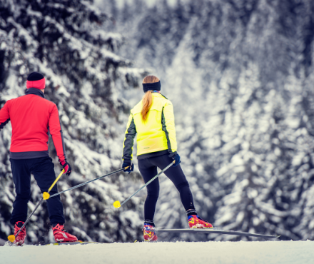 deux personne faisant du ski de nordique sur la piste