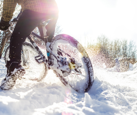 une personne faisant du vtt dans la neige