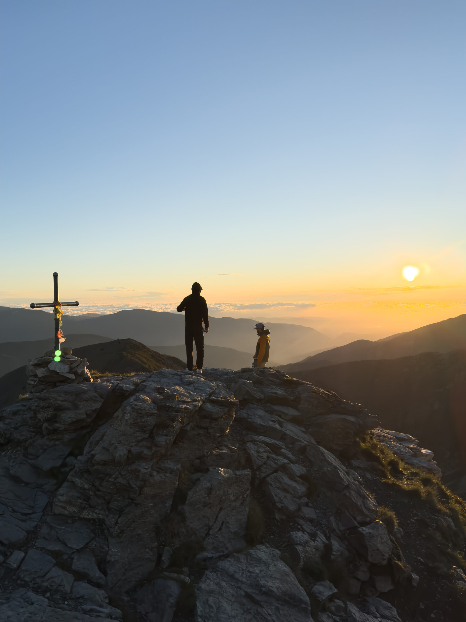 Sunset croix du Cambre Deux personnes au sommet du Cambre d'Aze au coucher de soleil
