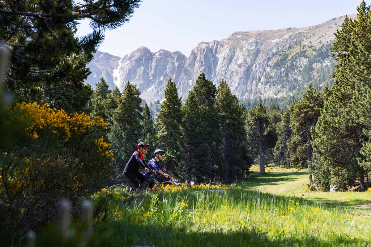 VTT au Cambre d'Aze, avec vue sur le cirque du Cambre VTT au Cambre d'Aze, avec vue sur le cirque du Cambre