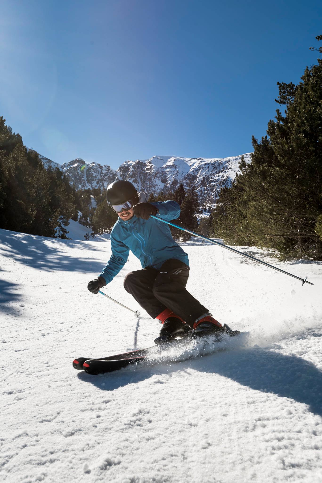 cambre-aze-skieur Une jeune femme dans un igloo