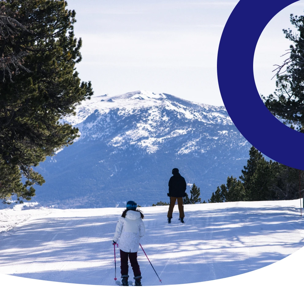 Skieurs au sommet des pistes